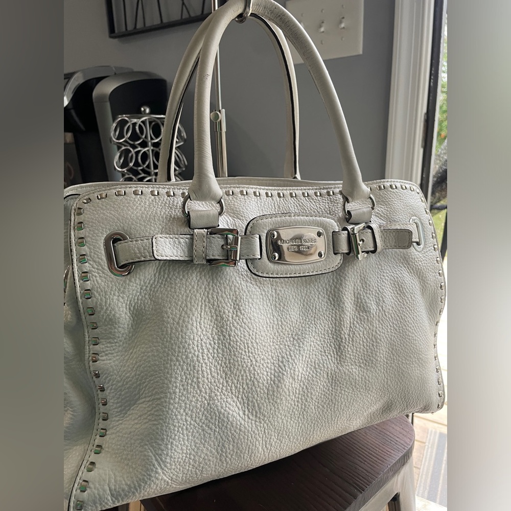 ❤️🔥 Michael Kors. White pebble leather bag with Crossbody strap. Silver detail.